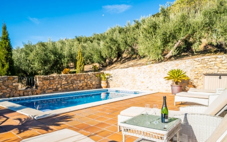 Zona de piscina vallada y totalmente privada